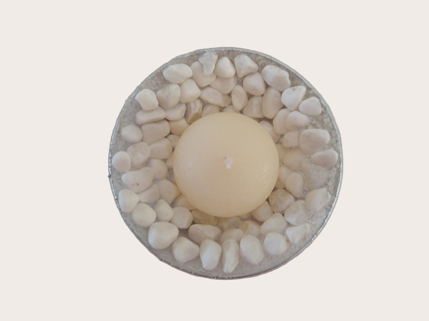 Διακοσμητικό κερί μέσα σε ποτήρι σαμπάνιας σε γκρι φόντο απο το επάνω μέρος