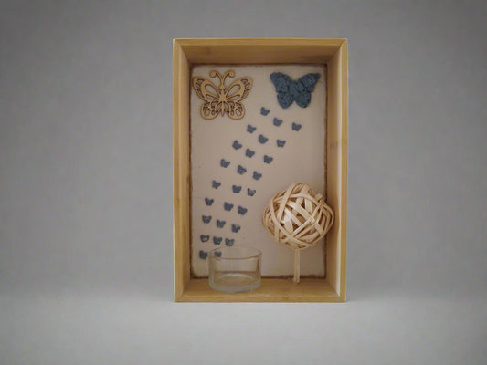 Διακοσμητικό τσιμεντένιο ρεσώ σε ξύλινο κουτί σε γκρι φόντο