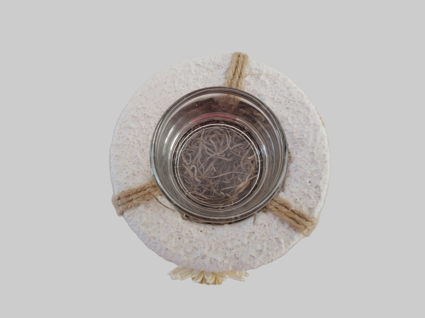 Διακοσμητικό τσιμεντένιο ρεσώ σε γκρι φόντο απο την επάνω πλευρά