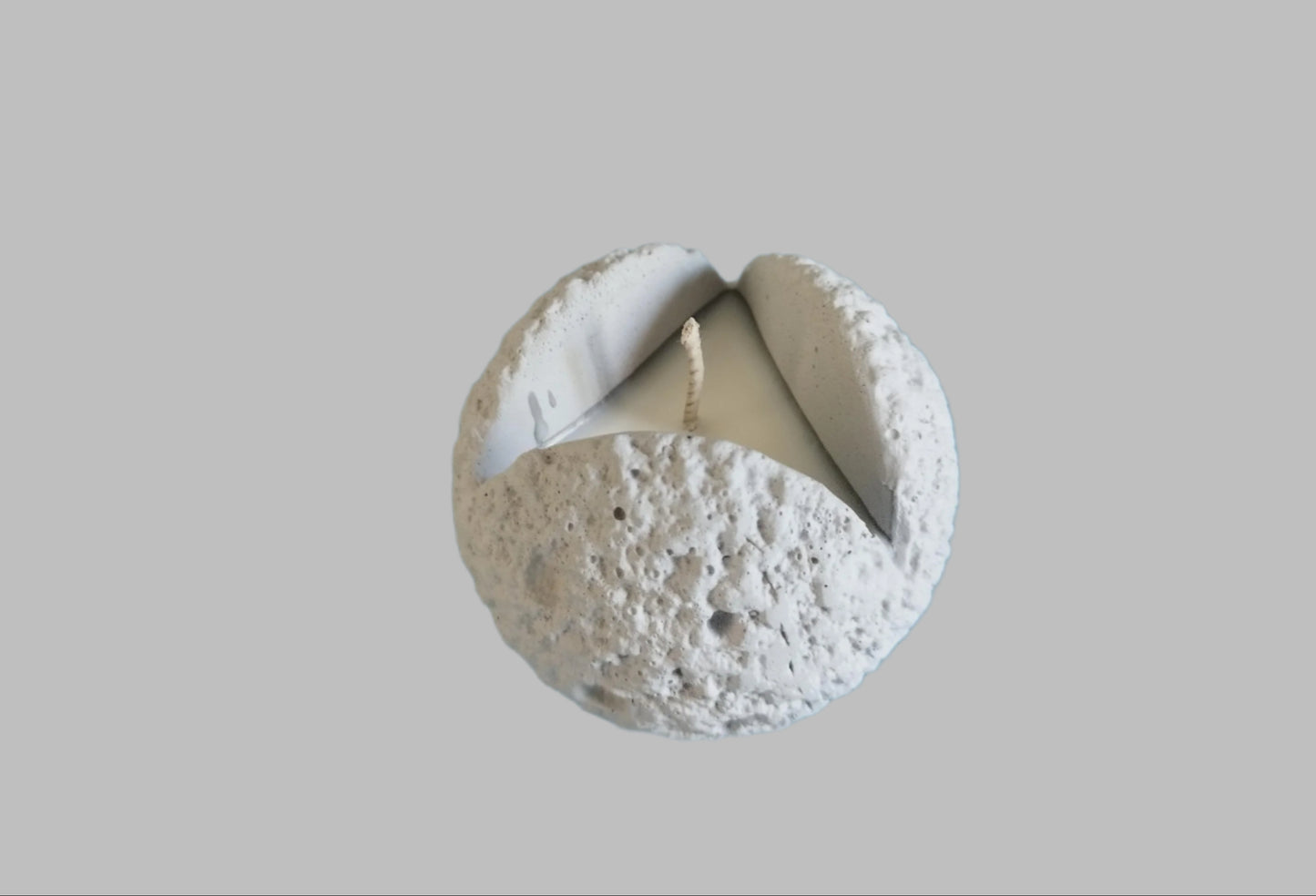 Τσιμεντένιο κερί σόγιας σε σχήμα σελήνης σε λευκό φόντο