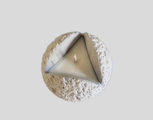 Τσιμεντένιο κερί σόγιας σε σχήμα σελήνης σε λευκό φόντο από την πάνω όψη