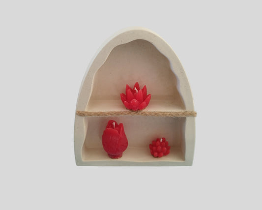 Τσιμεντένιο σπιτάκι με αρωματικά κεράκια κανέλας σε άσπρο φόντο