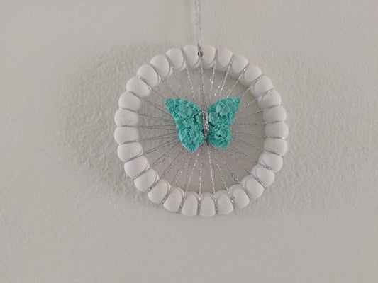 Τσιμεντένια ονειροπαγίδα με τυρκουάζ τσιμεντένια πεταλούδα σε άσπρο φόντο