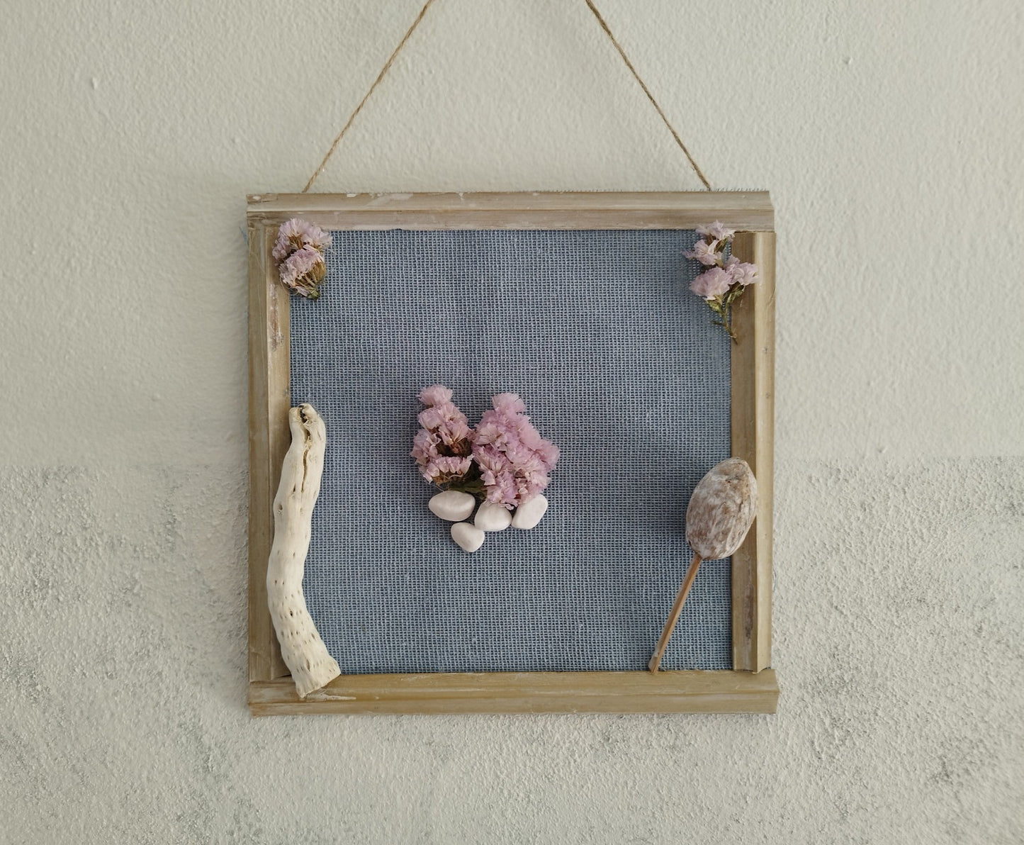 Φυσικό χειροποίητο κρεμαστό με ξύλα και αποξηραμένα λουλούδια σε γκρι φόντο