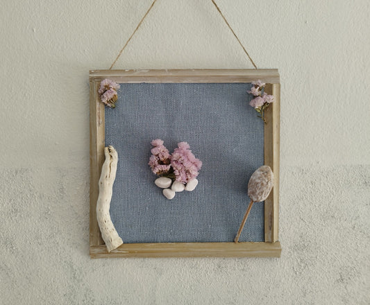 Φυσικό χειροποίητο κρεμαστό με ξύλα και αποξηραμένα λουλούδια σε γκρι φόντο