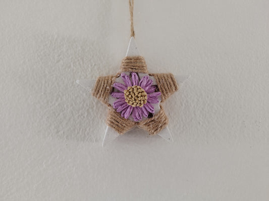 Τσιμεντένιο διακοσμητικό αστέρι με σχοινί σε κρεμασμένο σε άσπρο τοίχο