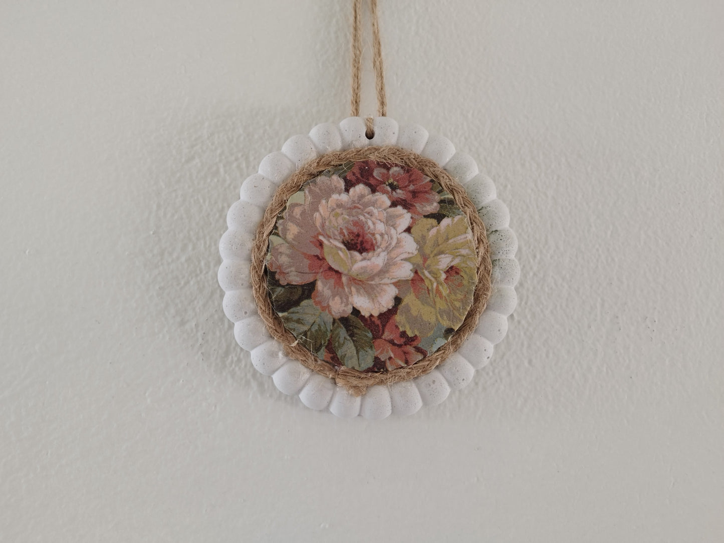 Στρογγυλό διακοσμητικό κρεμαστό τοίχου με λουλουδένιο ντεκουπάζ