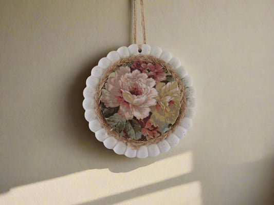 Στρογγυλό διακοσμητικό κρεμαστό τοίχου με λουλουδένιο ντεκουπάζ σε γκρι φόντο