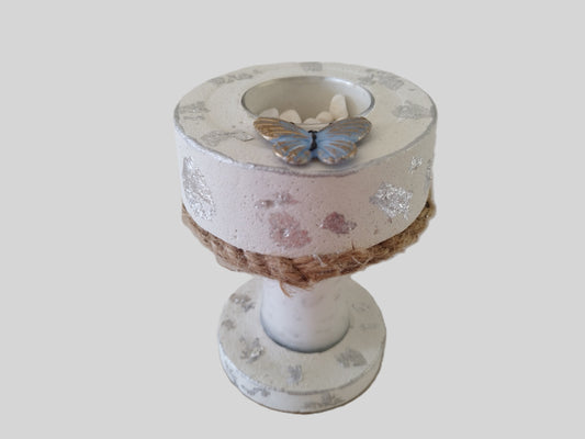 Τσιμεντένιο ρεσώ με πεταλούδα σε γκρι φόντο