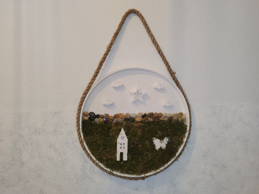 Τσιμεντένιος στρογγυλός δίσκος τοίχου με αφυδατωμένα βρύα σε γκρι φόντο