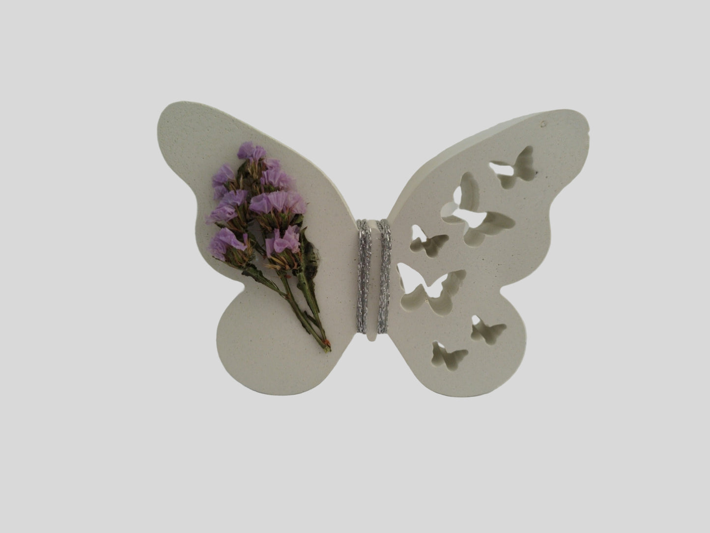 Διακοσμητική τσιμεντένια πεταλούδα σε γκρι φόντο απο μπροστά