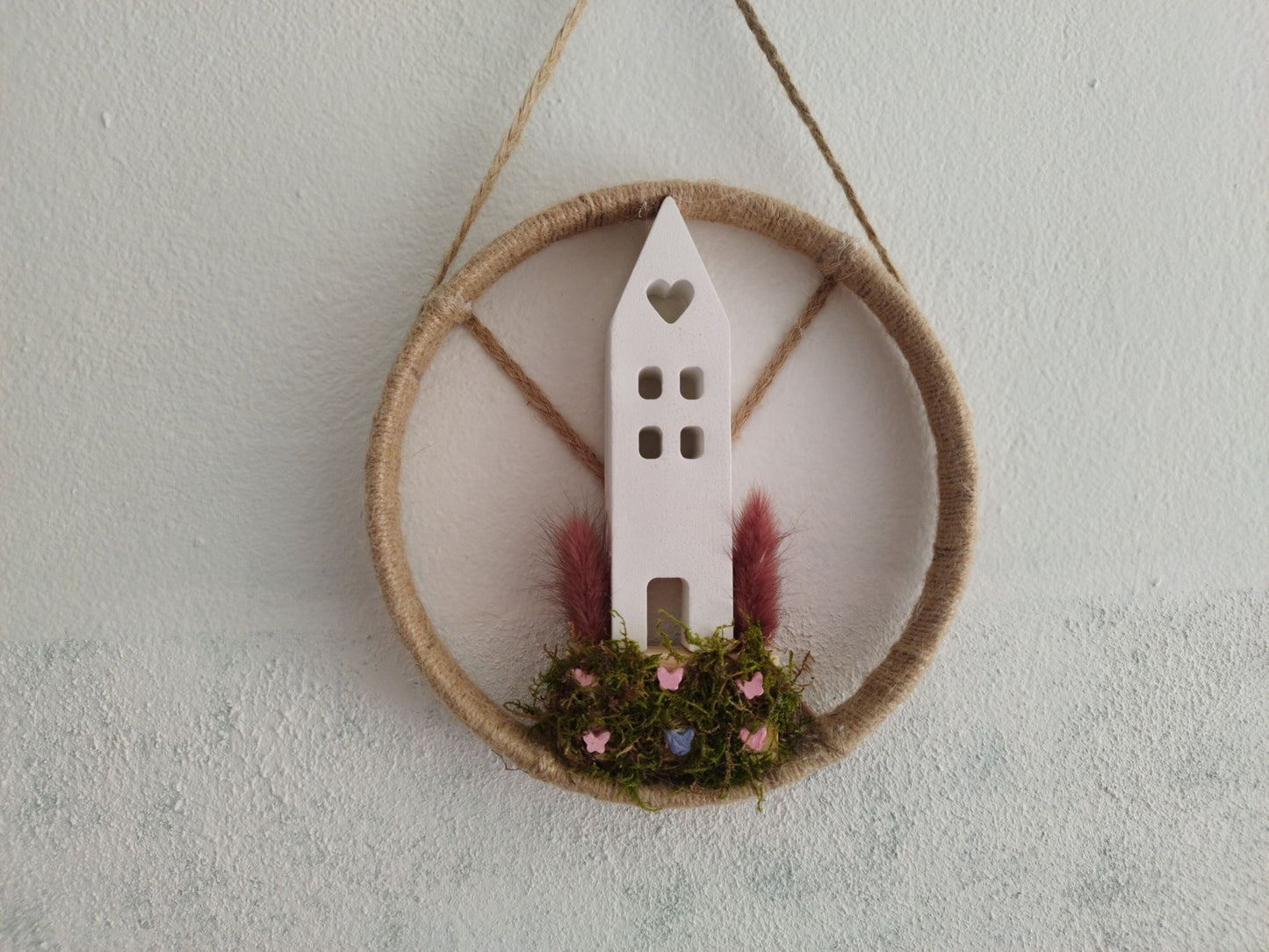 Ξύλινο κρεμαστό με τσιμεντένιο σπίτι και βρύα σε γκρι τοίχο