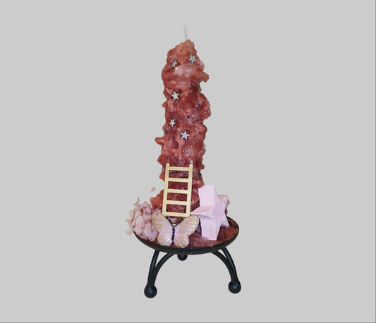 Χειροποίητη σύνθεση κεριού με λουλούδια και τσιμεντένιο αστέρι σε γκρι φόντο