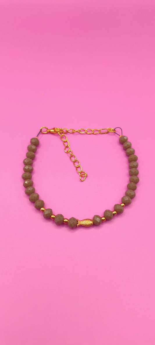 Βραχιόλι με γκρι χάντρες και ατσάλινο χρυσό ψαράκι