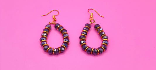 Σκουλαρίκια με μαύρες χάντρες και χρυσά κρικάκια.