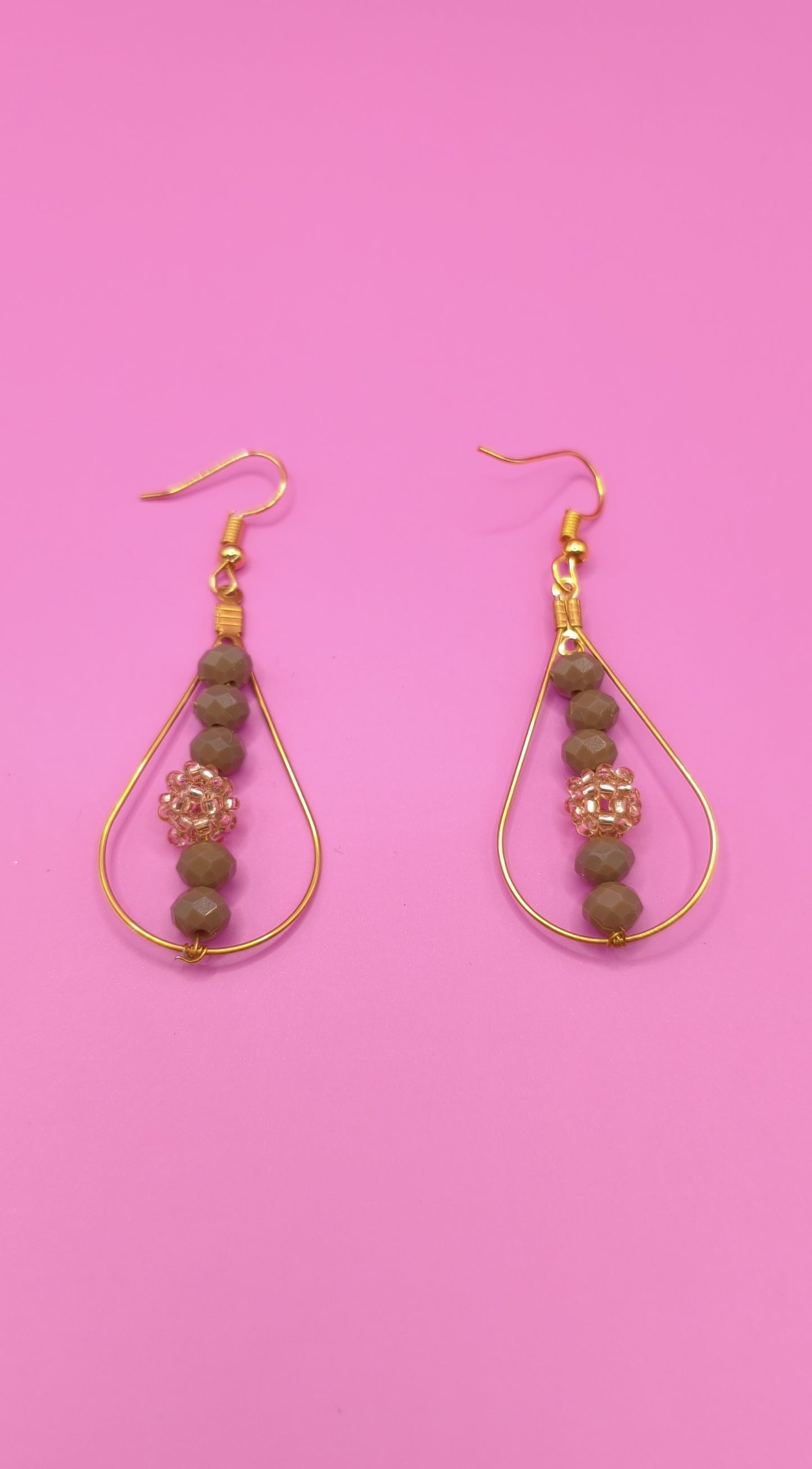 Σκουλαρίκια με γκρι και χρυσές χάντρες