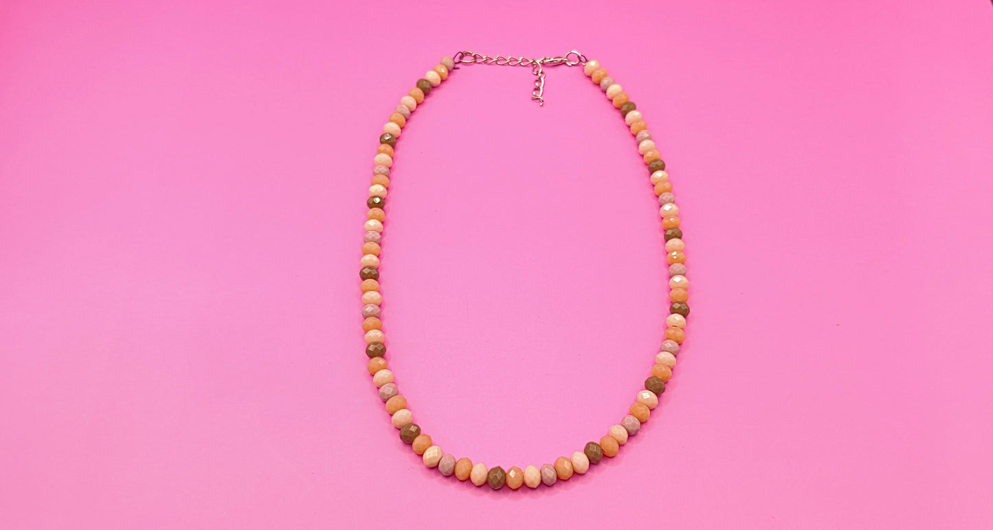 Κοντό χειροποίητο κολιέ με μικρές γυάλινες χάντρες