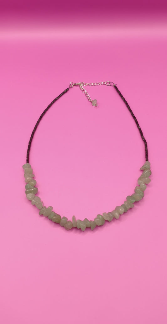 Κοντό κολιέ με ακανόνιστες πράσινες πέτρες