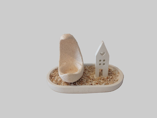 Τσιμεντένιο πιατάκι με ρεσώ και μικρό σπιτάκι από τσιμέντο σε γκρι φόντο