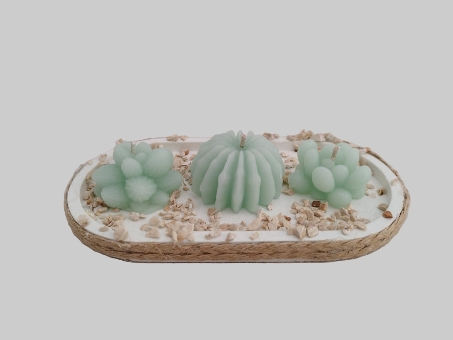 Σύνθεση με κεριά κακτάκια τοποθετημένα σε τσιμεντένια βάση