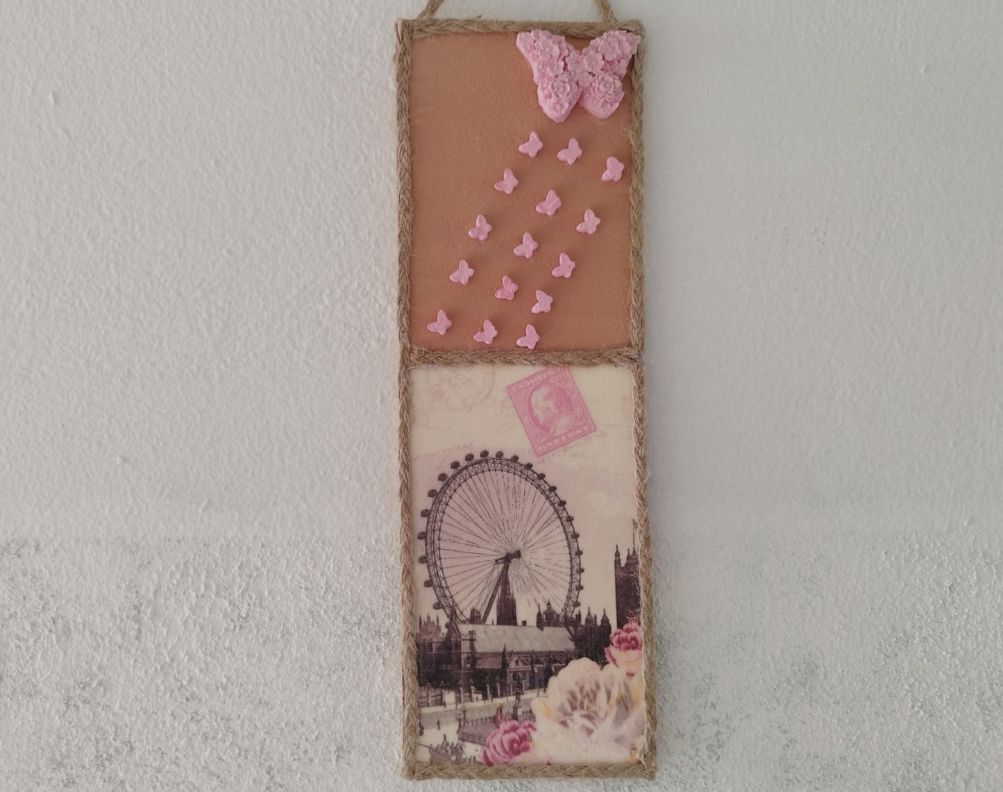 Ξύλινο διακοσμητικό καδράκι με τσιμεντένιες πεταλούδες σε γκρι φόντο