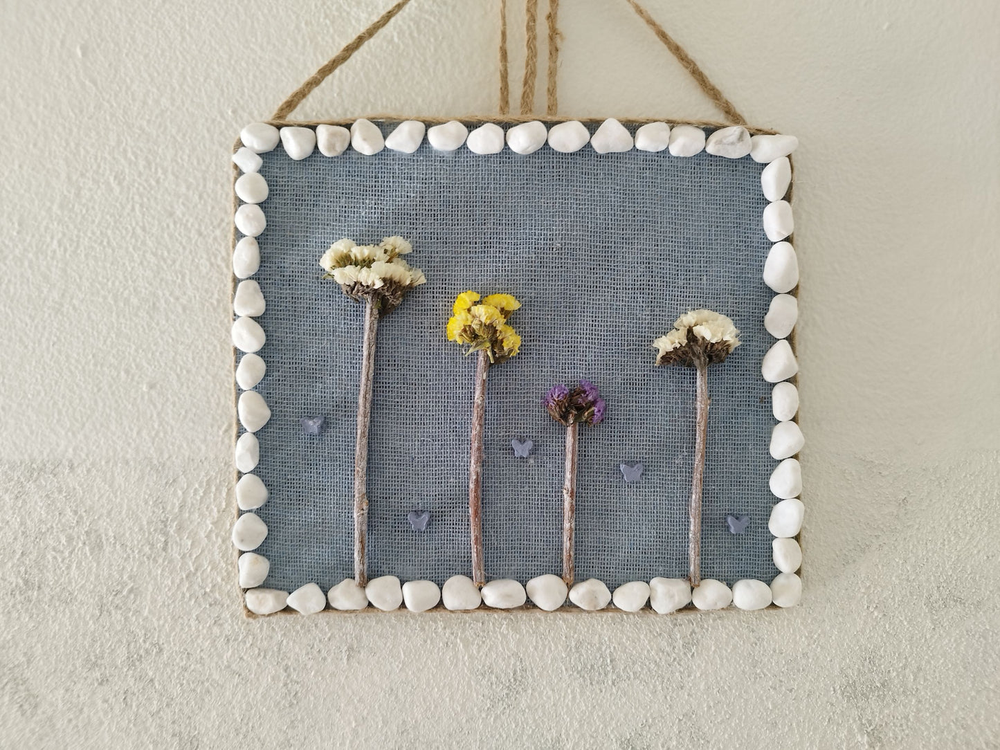 Διακοσμητικό καδράκι από φελλό με αποξηραμένα λουλούδια σε γκρι φόντο