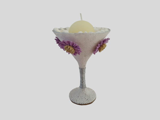 Διακοσμητικό κερί μέσα σε ποτήρι σαμπάνιας σε γκρι φόντο