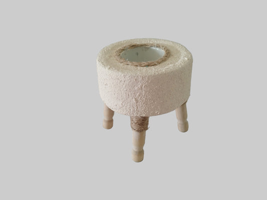 Στρογγυλό τσιμεντένιο ρεσώ με ανάγλυφη υφή και ξύλινα ποδαράκια σε γκρι φόντο