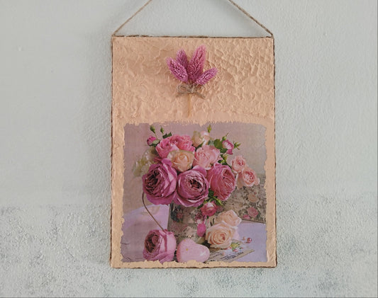 Μικρός πίνακας με ανάγλυφη υφή σε πορτοκαλί απόχρωση και ντεκουπάζ από χαρτοπετσέτα σε γκρι φόντο