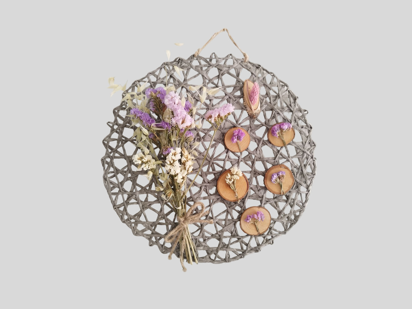 Κρεμαστή σύνθεση με αποξηραμένα λουλούδια σε άσπρο φόντο