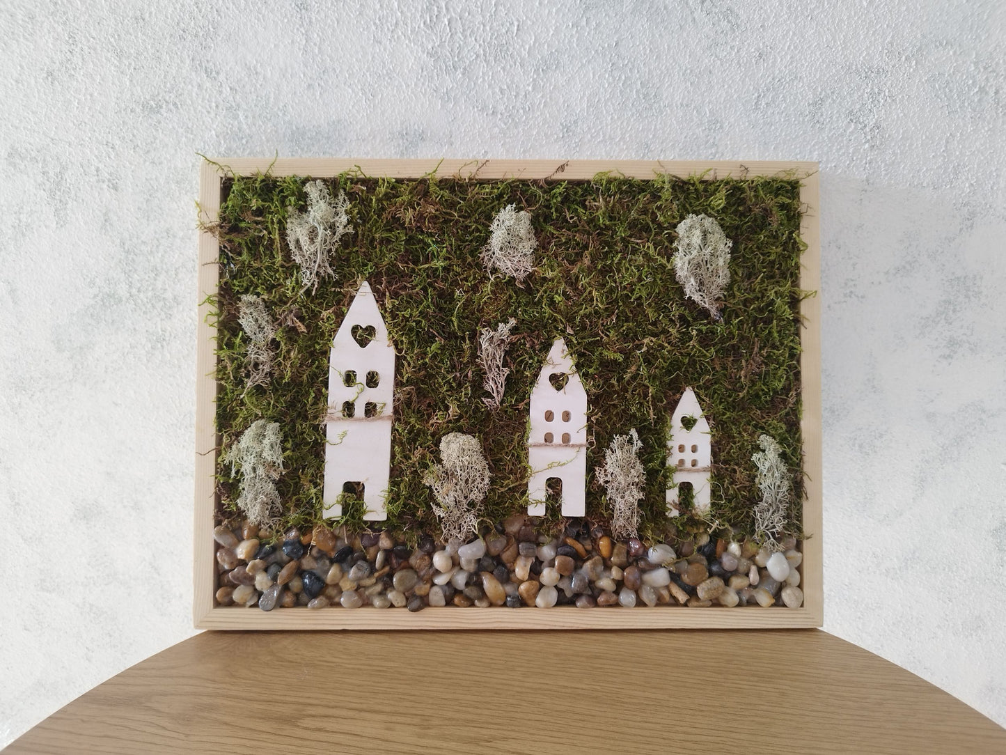 Μίνι τοπίο σε καδράκι πάνω σε ξύλινο τραπεζάκι