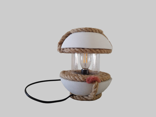 Επιτραπέζιο φωτιστικό με τσιμέντο σε άσπρο φόντο