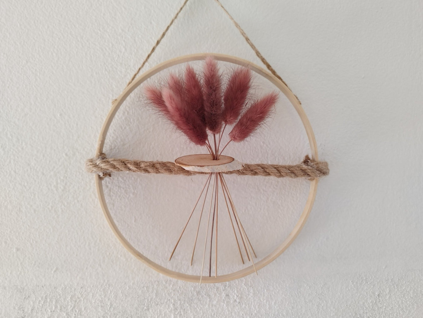 Κρεμαστό διακοσμητικό με αποξηραμένα pampas σε άσπρο φόντο