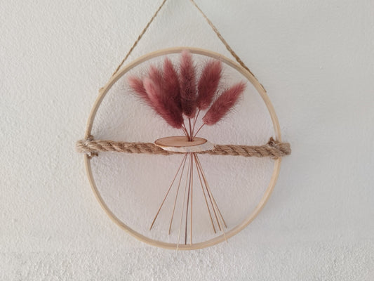 Κρεμαστό διακοσμητικό με αποξηραμένα pampas σε άσπρο φόντο