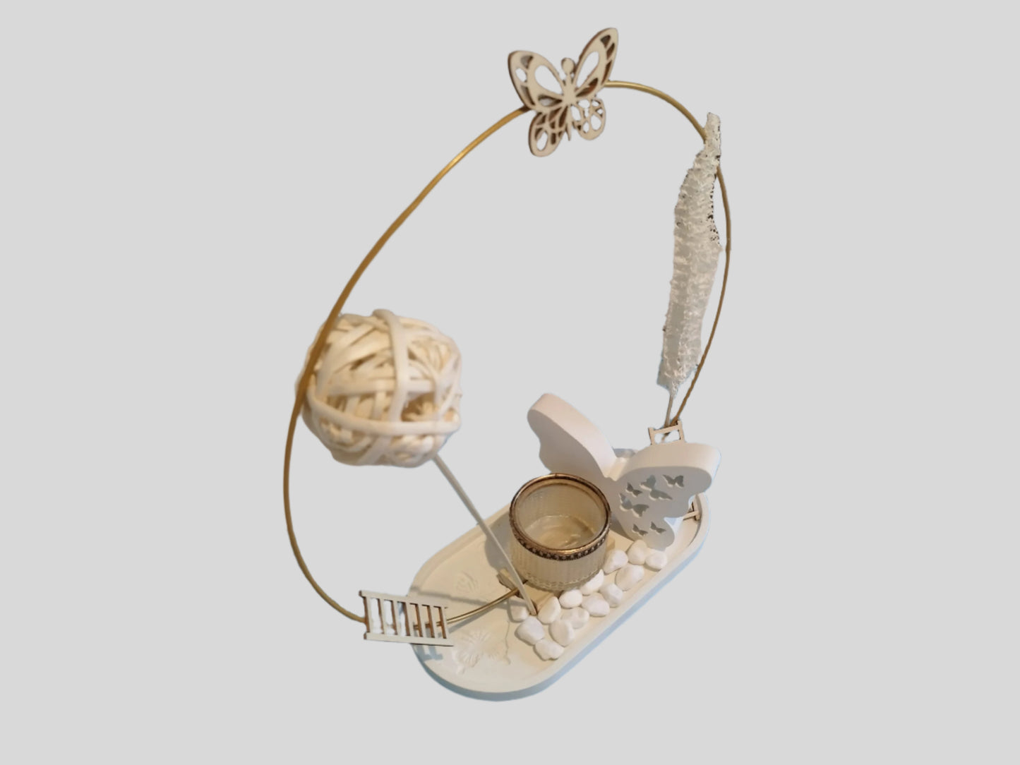 Τσιμεντένια σύνθεση με ρεσώ και τσιμεντένια πεταλούδα σε λευκό φόντο σε πλάγια όψη