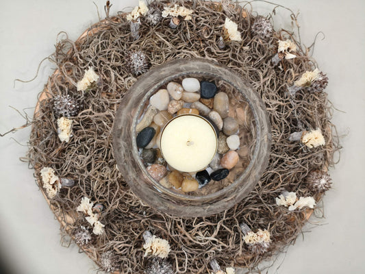 Διακοσμητικό με ξύλινη βάση, βρύα, αποξηραμένα λουλούδια και γυάλινο Ρεσώ σε γκρι φόντο