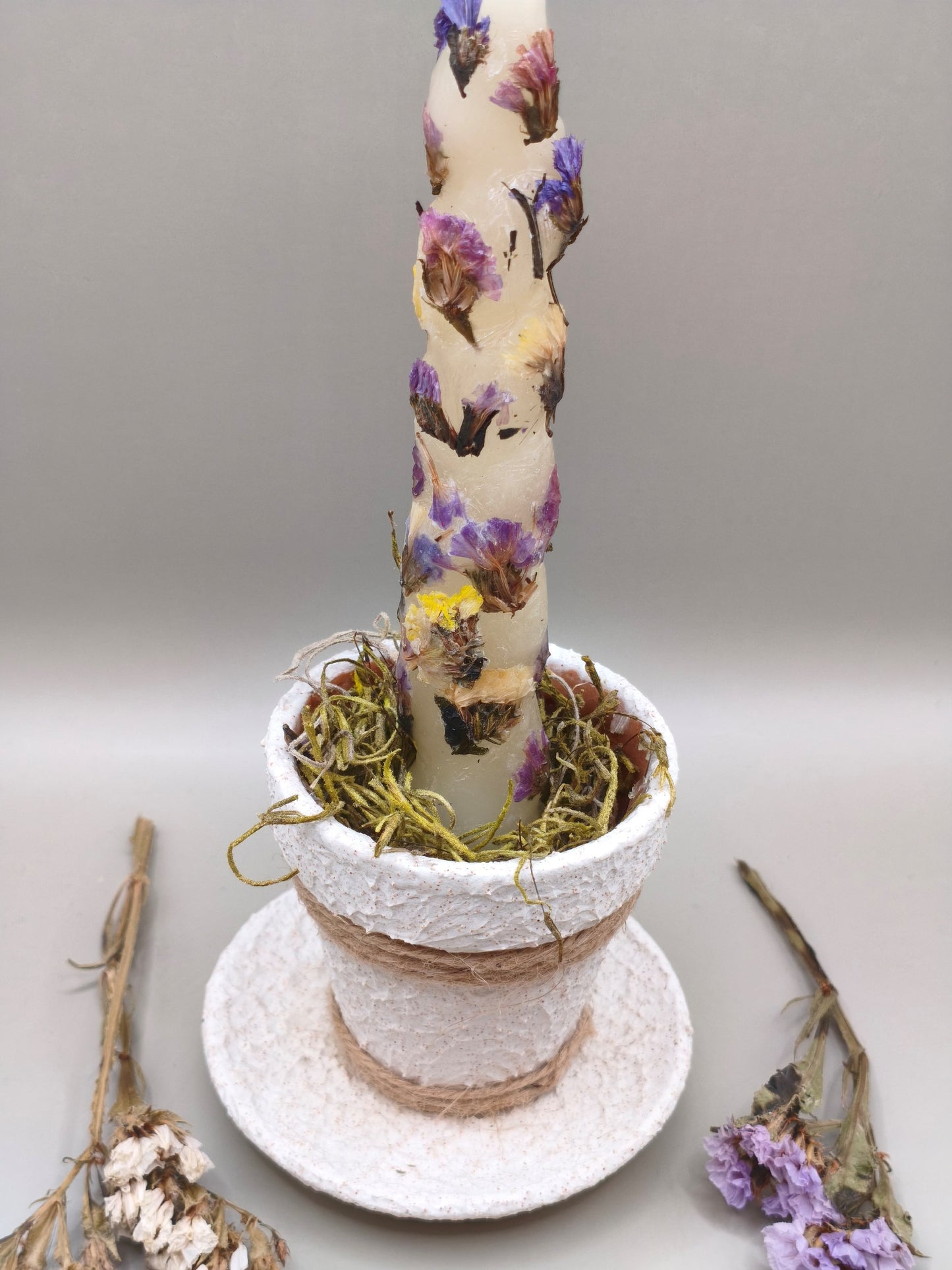 Τσιμεντένιο πιατάκι με κεραμική γλαστρούλα moss και κερί με αποξηραμένα λουλούδια σε γκρι φόντο