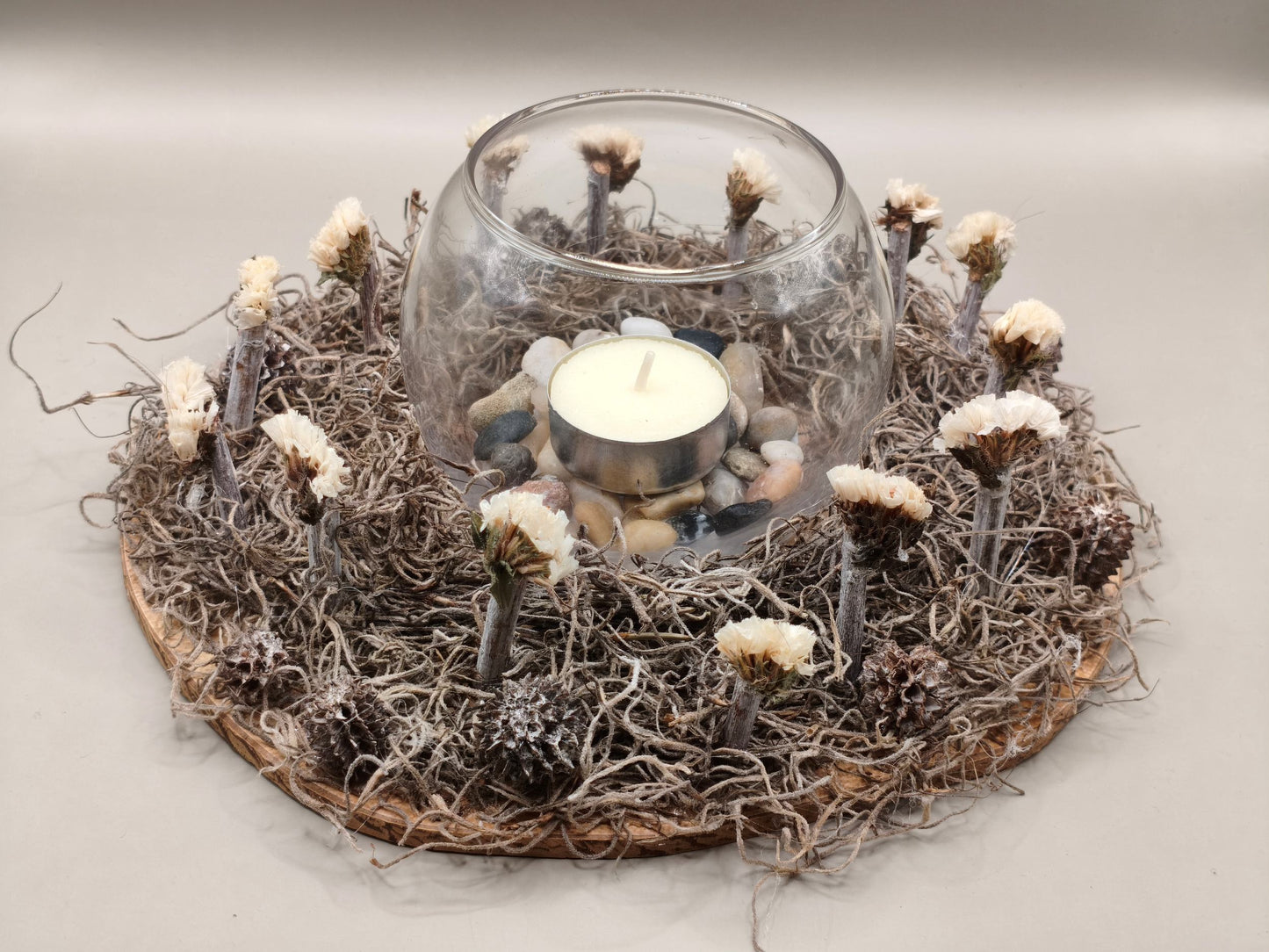 Διακοσμητικό με ξύλινη βάση, βρύα, αποξηραμένα λουλούδια και γυάλινο Ρεσώ