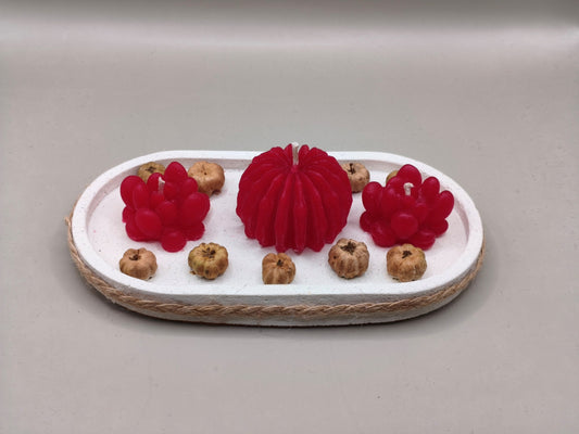 Αρωματικά κεράκια σε τσιμεντένιο πιατάκι σε γκρι φόντο