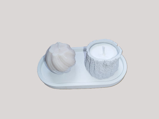 Τσιμεντένια βάση με δύο ξεχωριστά χειροποίητα κεριά σόγιας σε άσπρο φόντο