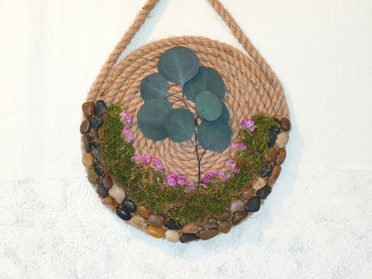 Κρεμαστό διακοσμητικό τοίχου με βρύα και ευκάλυπτο σε βάση από σχοινί