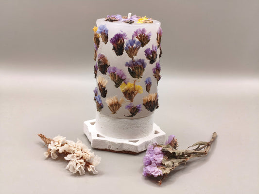 Διακοσμητικό κερί με αποξηραμένα λουλούδια σε τσιμεντένια βάση