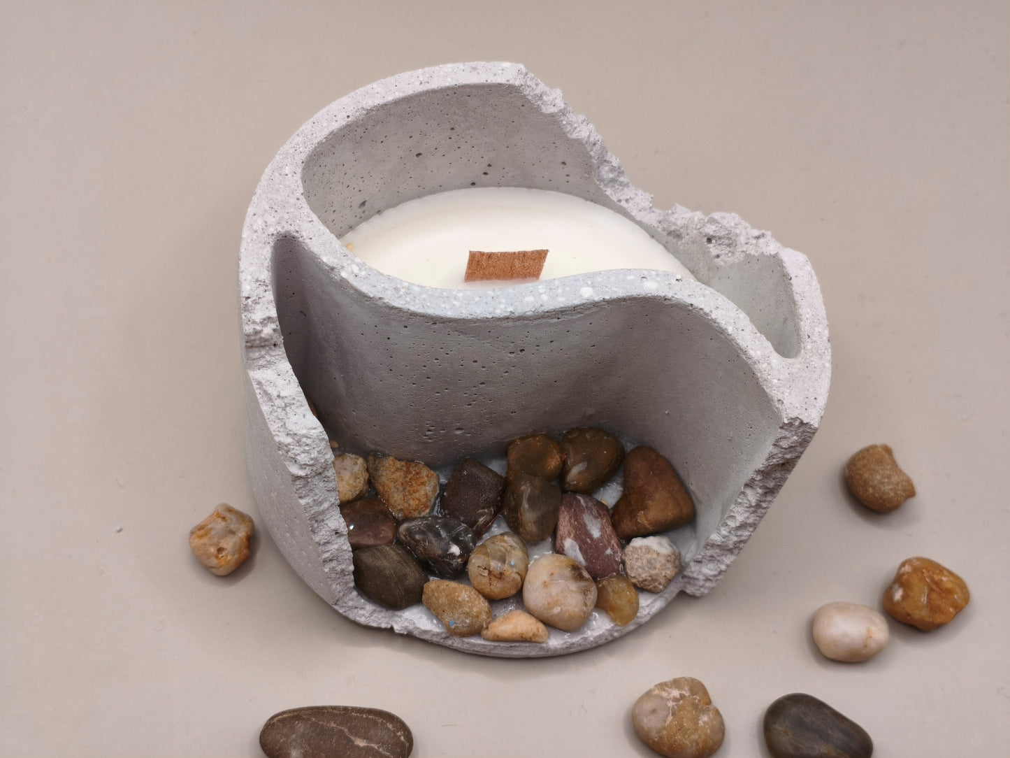 Διπλό τσιμεντένιο κερί σόγιας με σχέδιο γκρεμισμένου τοίχου και διακοσμητικές πέτρες