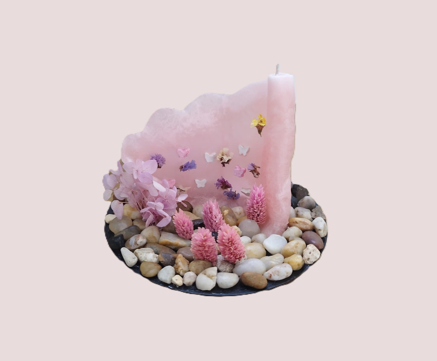Ροζ παστέλ κερί με πεταλούδες & αποξηραμένα λουλούδια απο την μπροστινή πλευρά