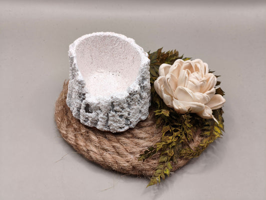 Τσιμεντένια βάση ρεσώ πάνω σε σχοινί με φτέρη και χάρτινο λουλούδι