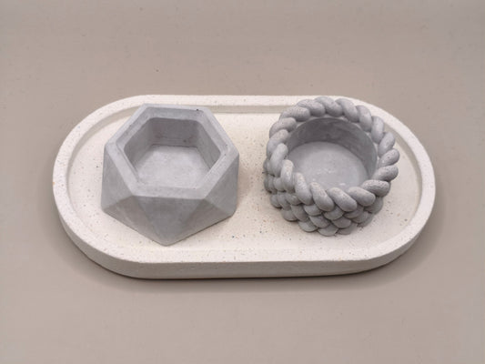 Διπλό τσιμεντένιο ρεσώ σε γκρι χρώμα πάνω σε άσπρη τσιμεντένια βάση