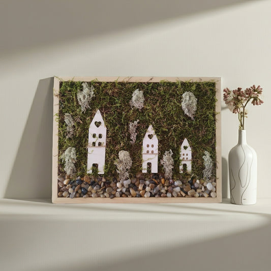 Μίνι τοπίο σε καδράκι σε λευκή επιφάνεια