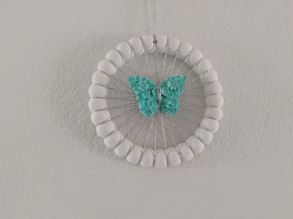 Τσιμεντένια ονειροπαγίδα με τυρκουάζ τσιμεντένια πεταλούδα σε άσπρο φόντο