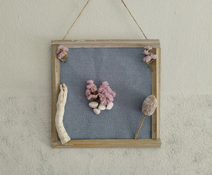  Φυσικό χειροποίητο κρεμαστό με ξύλα και αποξηραμένα λουλούδια σε γκρι φόντο