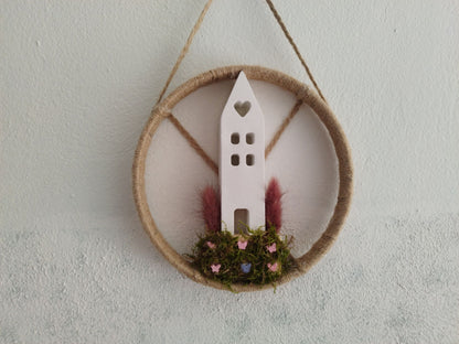 Ξύλινο κρεμαστό με τσιμεντένιο σπίτι και βρύα σε γκρι τοίχο